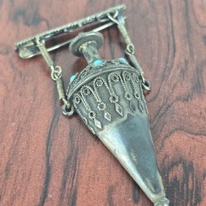 Lote de 2 Piezas de Plata: Dije con Piedra Roja y Broche Estilizado - imagen 2