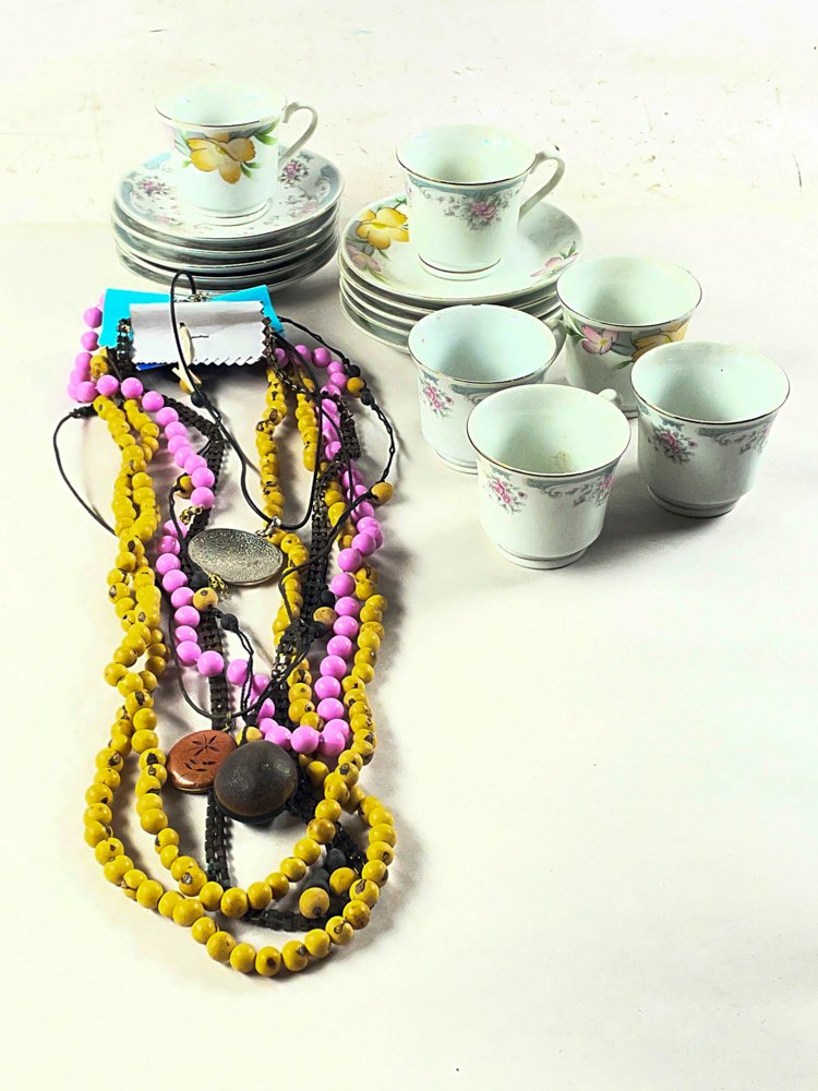 Lote de Pocillos, Platillos y Collares