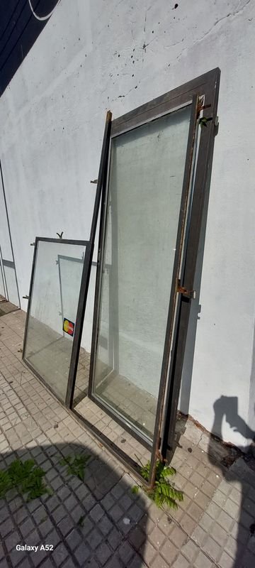 Puerta y ventana de hierro y vidrio en buen estado - imagen 3