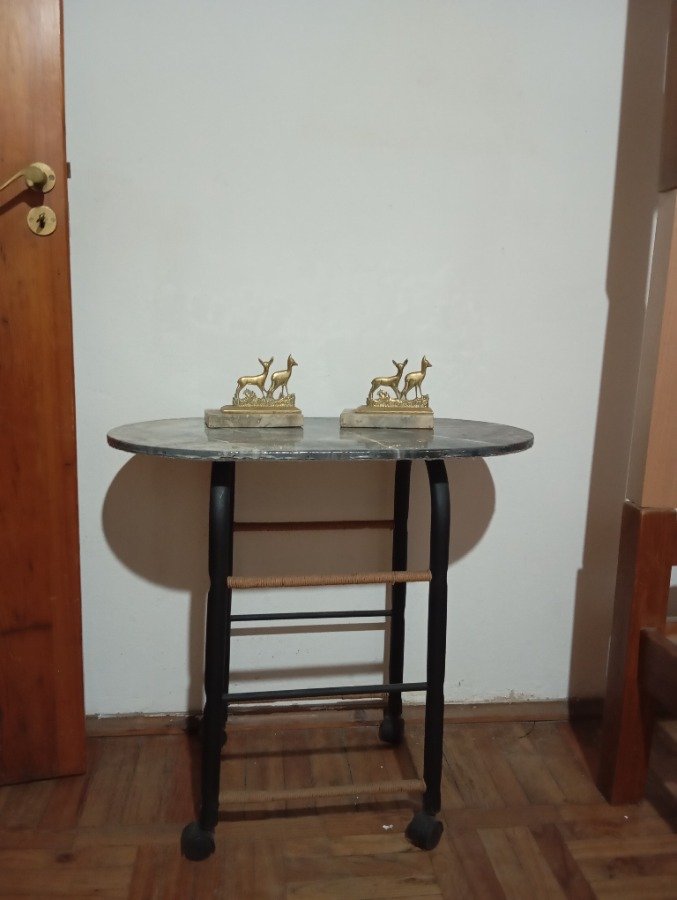 Lote siguiente: Mesa con tapa imitación mármol y figurines de caballo