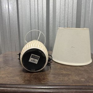 Lámpara de Mesa Cerámica Base Rayada Blanca y Beige - imagen 5