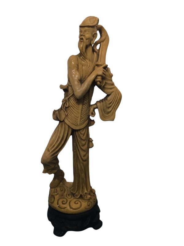 Lote siguiente: Figurita de guerrero oriental de resina con sello
