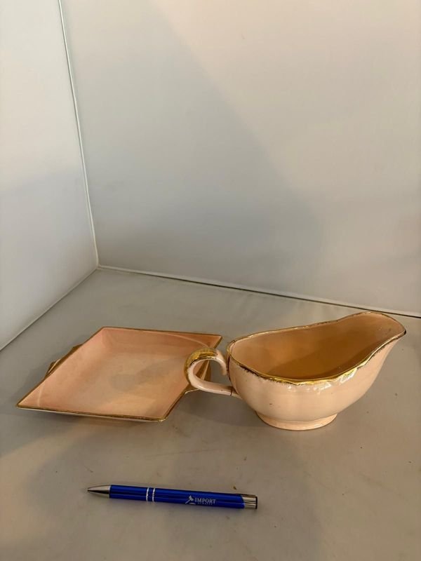 Lote siguiente: Salsera y plato con detalle Sellada England