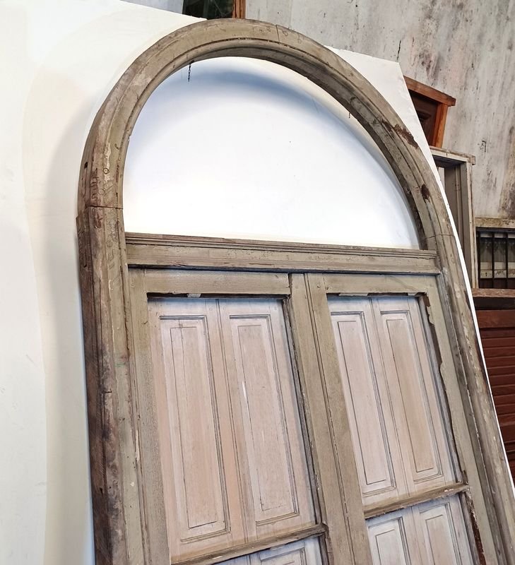Ventana antigua arqueada de cedro con postigos y puertas batientes - imagen 4