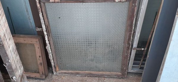 Ventana de hierro con vidrios y marco de madera - imagen 3