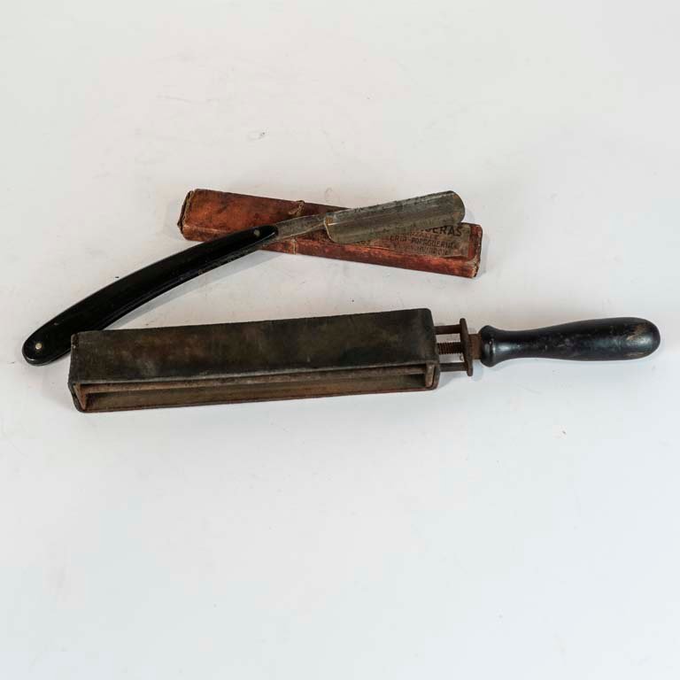 Lote anterior: Navaja con hoja Solingen y Asentador - Medidas: 25 y 29cm