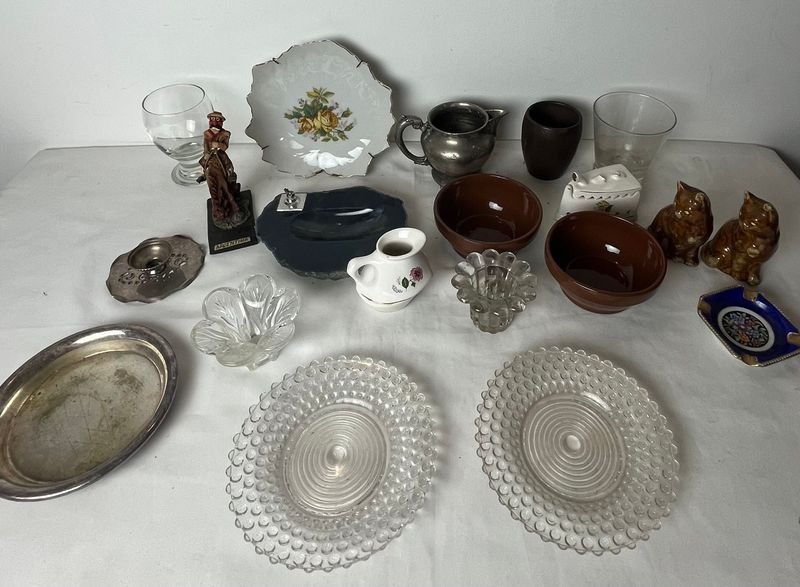Lote siguiente: Colección de artículos decorativos en cerámica y vidrio
