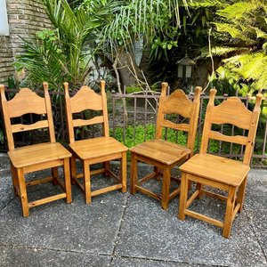 Juego de 4 Sillas Rústicas de Madera Maciza con Almohadones - imagen 1