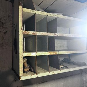 Lote de Dos Estanterías Metálicas con Divisiones - imagen 2