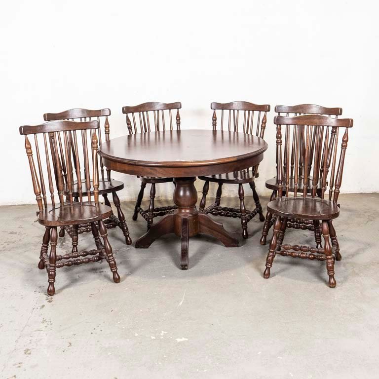 Lote anterior: Mesa de comedor circular y sillas Windsor estilo