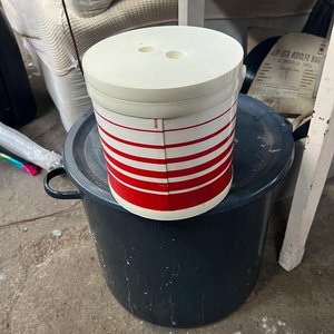 Conservadora Térmica Cilíndrica Roja y Blanca de Plástico - imagen 2