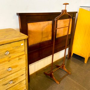Lote siguiente: Juego de Muebles de Dormitorio: Cama, Respaldo y Mesa de Luz