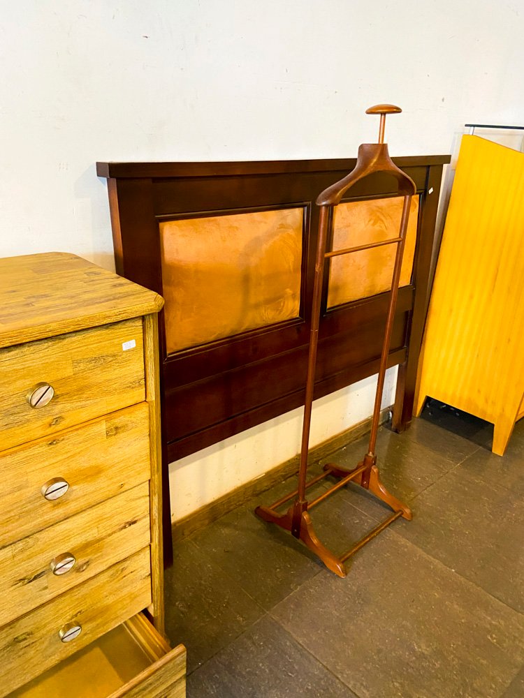 Juego de Muebles de Dormitorio: Cama, Respaldo y Mesa de Luz