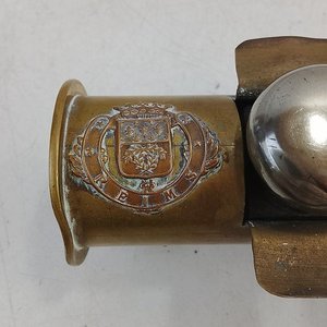 Tintero Antiguo de Trinchera Primera Guerra Mundial con Base de Proyectil y Escudos de Reims - imagen 3
