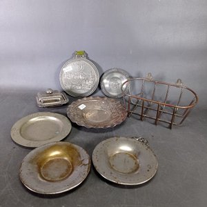 Lote de 8 piezas en platina y peltre: plato decorativo, salsera, canasto y más - imagen 1