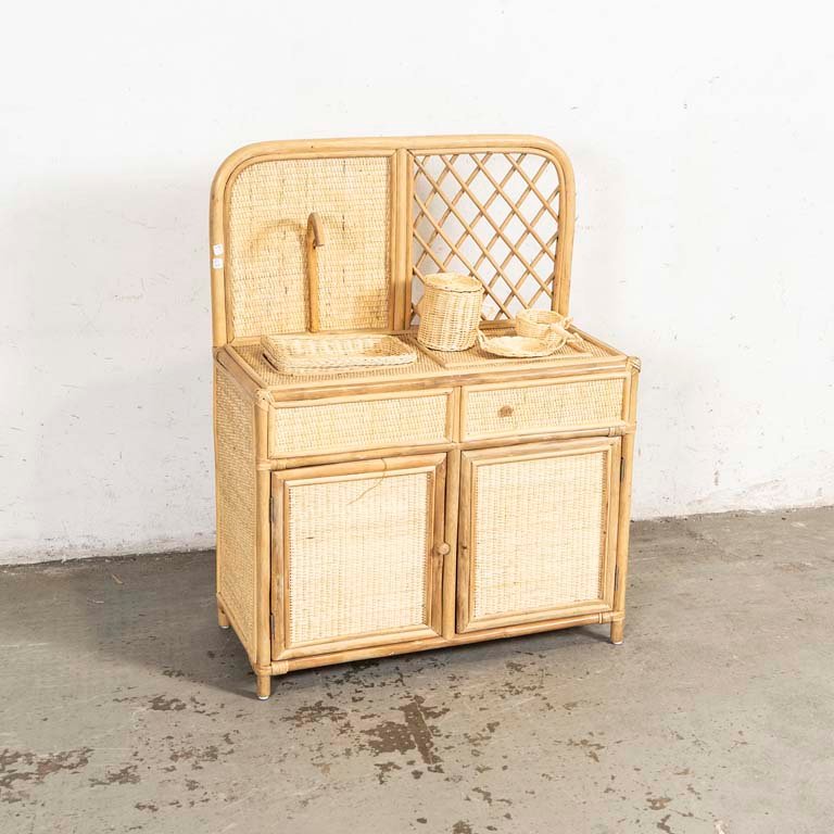 Lote siguiente: Cocinita de juguete de ratán y madera con accesorios