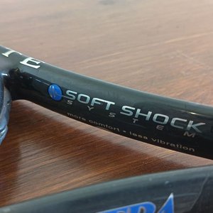 Raqueta de Tenis Wilson Soft Shock Titanium/Graphite con Funda y Tobilleras con Peso - imagen 5