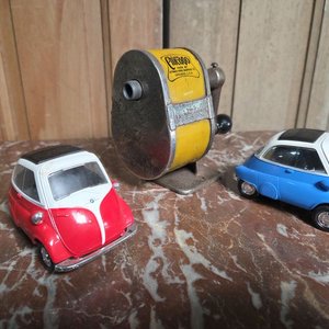Lote anterior: Sacapuntas Chicago Antiguo y Dos Autos BMW Isetta Miniatura