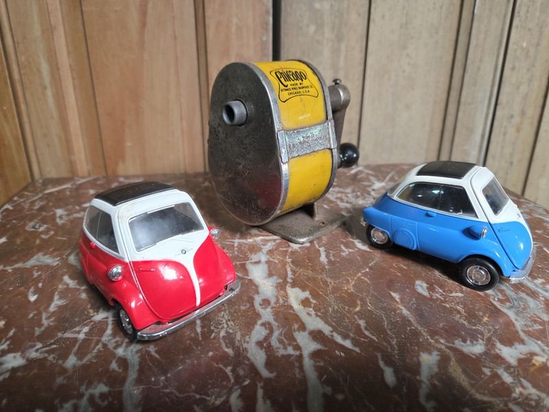 Sacapuntas Chicago Antiguo y Dos Autos BMW Isetta Miniatura