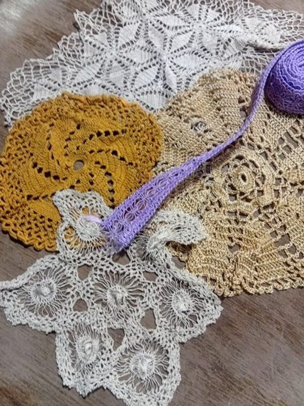 Lote de bordados antiguos y festón lila sin uso - imagen 4