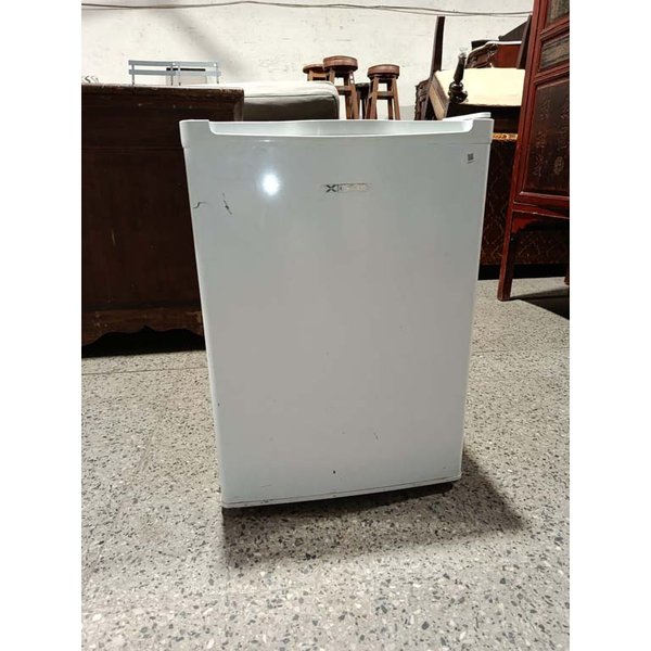 Frigobar Xion Blanco con Detalles de Óxido y Pintura