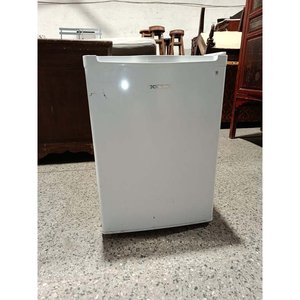 Lote siguiente: Frigobar Xion Blanco con Detalles de Óxido y Pintura