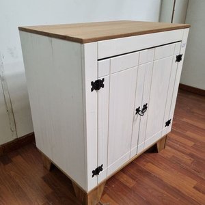 Mueble Bajo Auxiliar Blanco con Puertas Batientes y Herrajes Rústicos - imagen 3