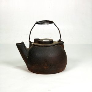 Pava Antigua de Hierro Fundido con Asa Resorte - imagen 3