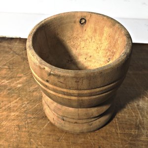 Lote de 12 Piezas: Tablas de Madera, Mortero, Canasto de Mimbre y Platos Decorativos - imagen 5
