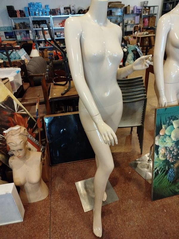 Lote siguiente: Maniquí de plástico blanco