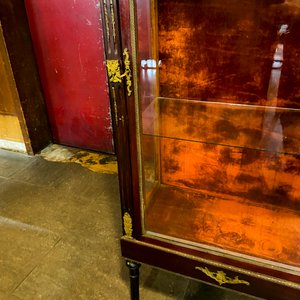 Vitrina Antigua de Madera y Bronce con Estantes de Cristal - imagen 3