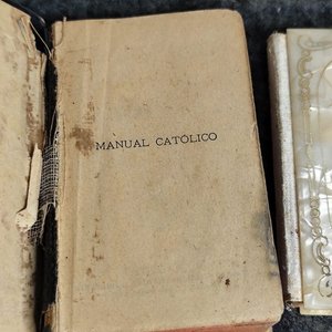 Lote de 7 piezas religiosas: Sagrado Corazón, Virgen de la Medalla Milagrosa, libros y más - imagen 4