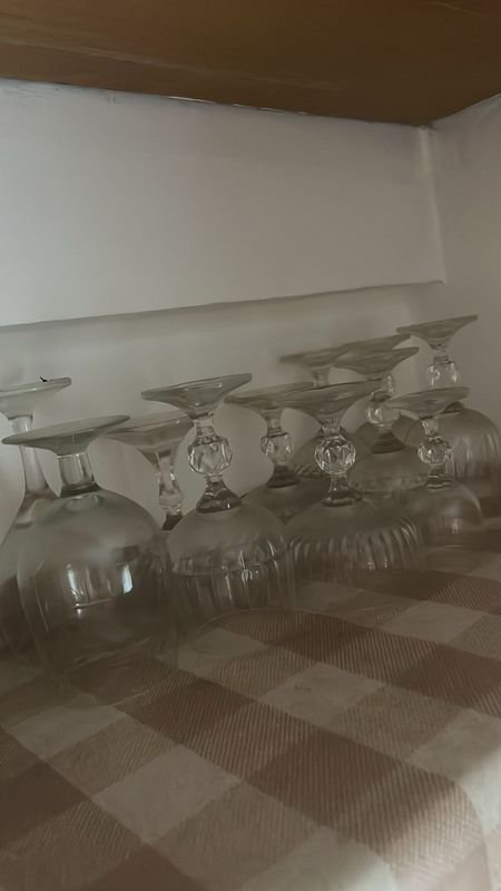 Lote siguiente: Copas de cristal variadas para decoración
