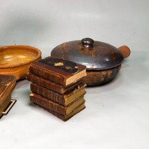 Lote de Cerámica Naranja con Uvas, Compoteras, Libros Antiguos y Olla - imagen 3