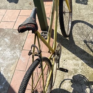 Lote siguiente: Bicicleta Amarilla Antigua