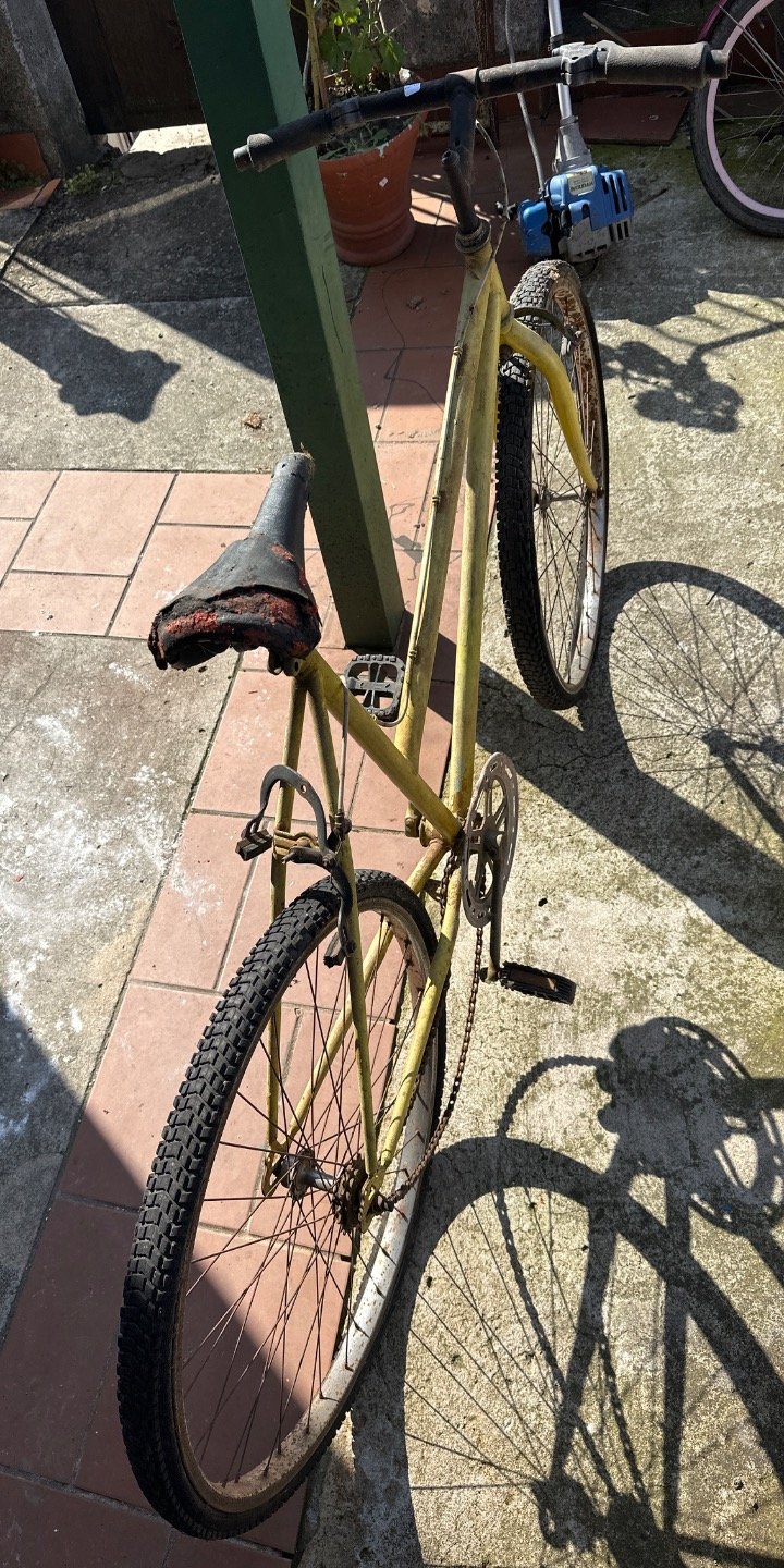 Bicicleta Amarilla Antigua