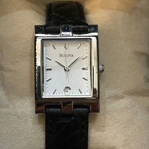 Reloj Bulova Clásico Rectangular de Dama con Calendario - Acero y Correa Negra - imagen 4