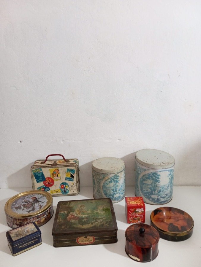 Colección de latas metálicas vintage para decoración - imagen 1