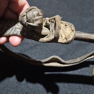 Cencerro Antiguo de Bronce con Correa de Cuero - imagen 4