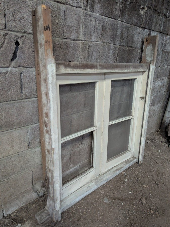 Ventana antigua con marco de madera y soporte para persiana - imagen 8