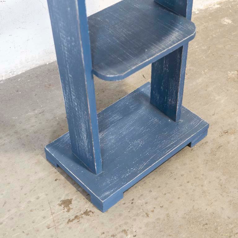 Mesa de sala de madera con tapa circular y estante, patinada en color celeste - imagen 3