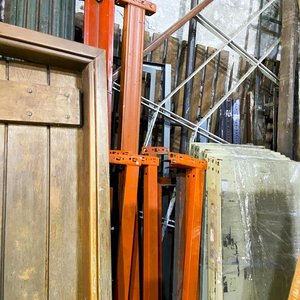 Lote siguiente: Once parantes metálicos color naranja 163 cm largo x 240 cm largo