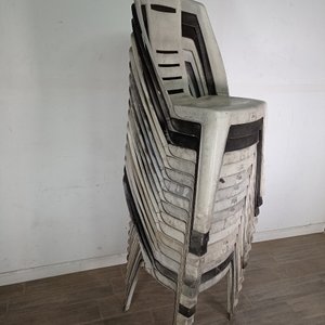 Lote de 16 Sillas Apilables de PVC Blancas y Negras - imagen 5