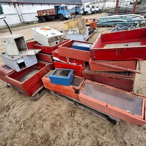 Lote siguiente: Cajas Metálicas Rojas y Azules para Almacenamiento o Exhibición
