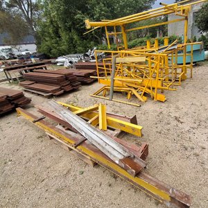 Estructura Metálica Amarilla con Escalera y Plataforma - imagen 1
