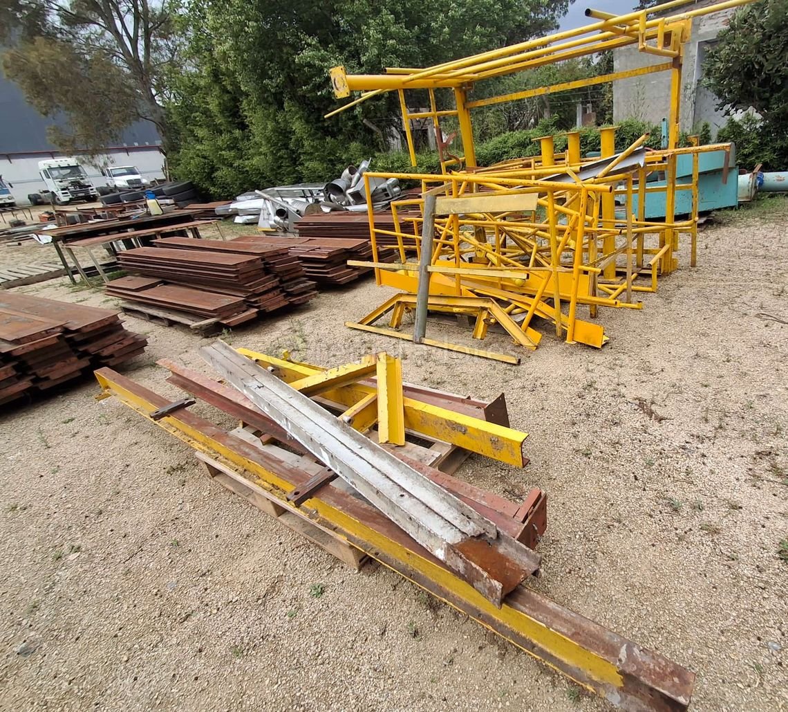 Estructura Metálica Amarilla con Escalera y Plataforma