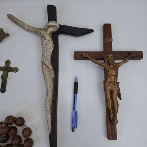 Lote de 7 Cruces y Rosario con Diseños Variados - imagen 5