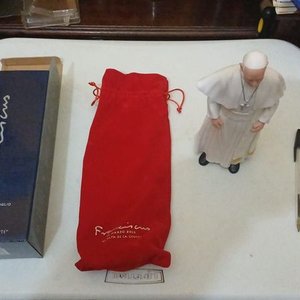 Figura Francisco Papa Argentino "El Papa de la Gente" con Caja y Funda Roja - imagen 3