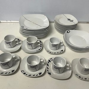 Juego de Vajilla Moderna: Platos y Tazas con Diseño Abstracto - imagen 2