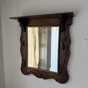 Espejo Perchero Antiguo Tallado en Madera Oscura con Repisa y Ganchos Metálicos - imagen 6